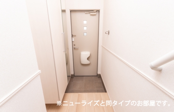 玄関　※参考写真　同建築メーカー施工の同間取完成他物件のものです。