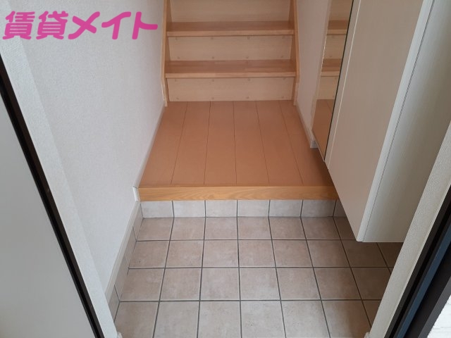 玄関　同物件別室反転タイプ画像