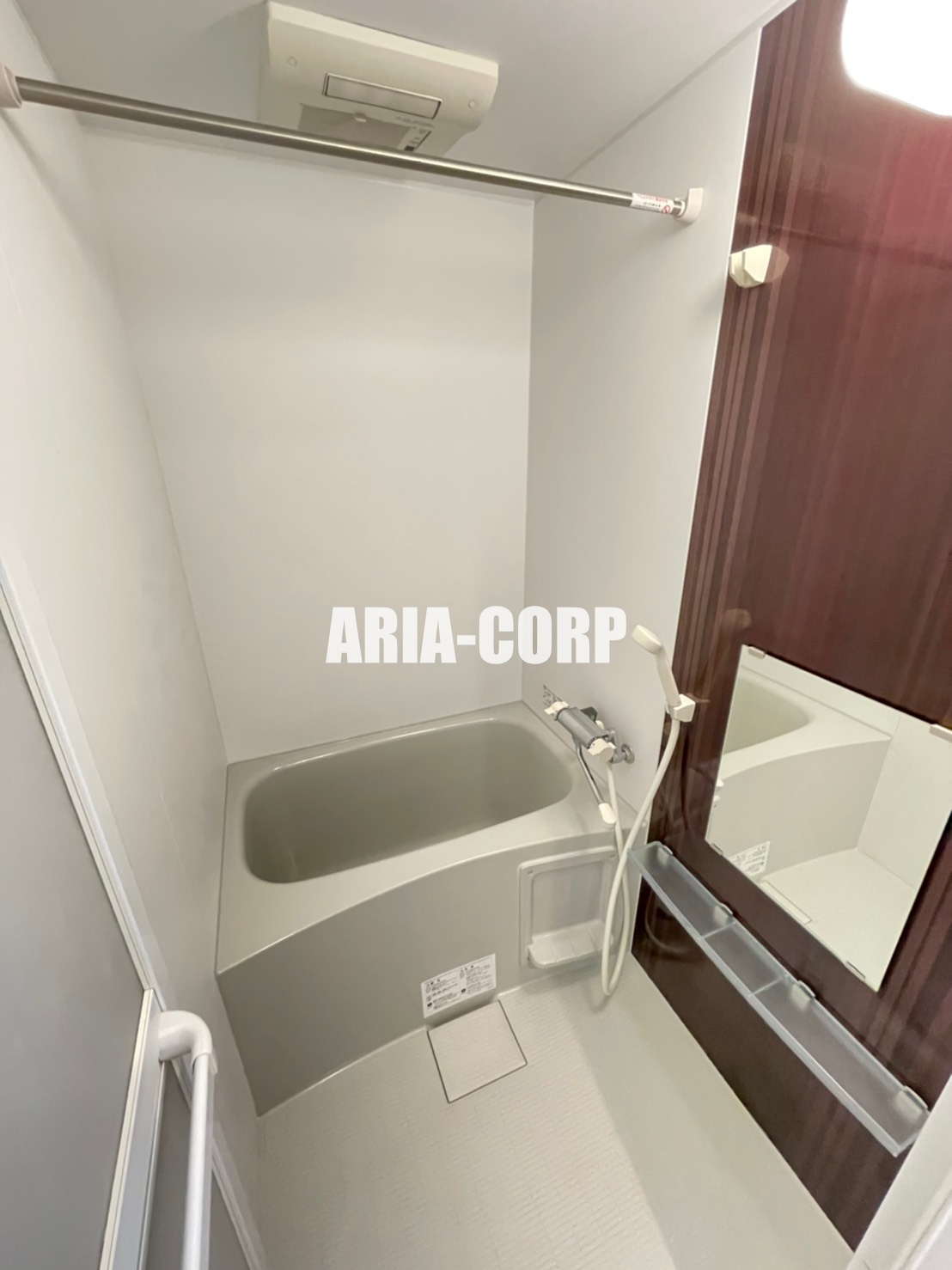 バス・シャワールーム　浴室乾燥機付き。カラーパネル採用でお洒落なバスルームです。