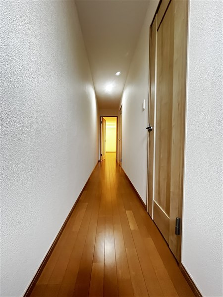 その他部屋・スペース　廊下　玄関から