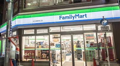 コンビニ　ファミリーマート 大久保駅南口店（コンビニ）まで645m