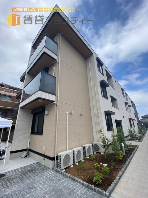 建物外観　落ち着いた色使いなお洒落物件。
