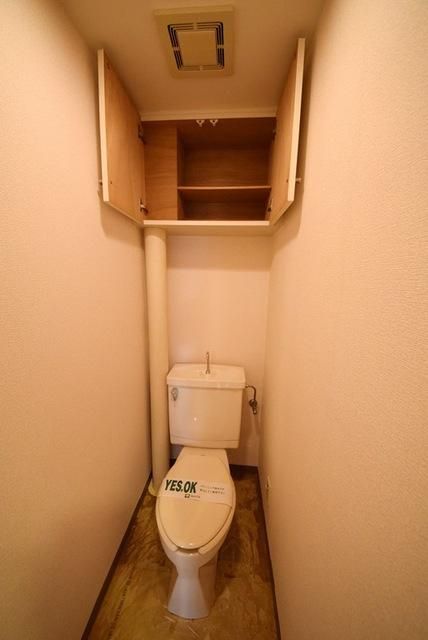 トイレ　清潔感のあるトイレ　収納も付いてます