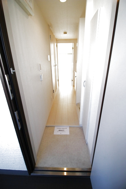玄関　※写真は他号室です