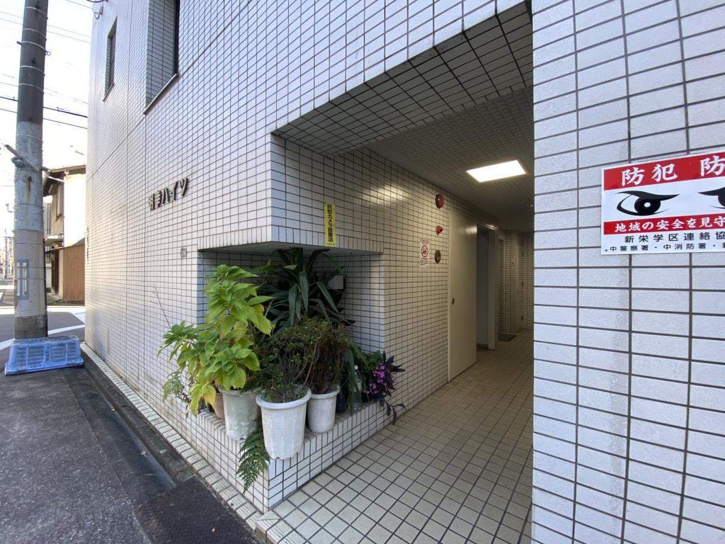 エントランス　オーナー様も居住しており安心