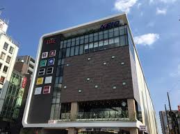 スーパー　成城石井 トリエ京王調布店（スーパー）まで382m