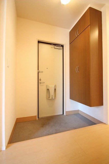 玄関　同物件別号室の写真です。