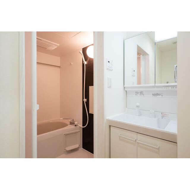 バス・シャワールーム　同タイプ別部屋の写真です。