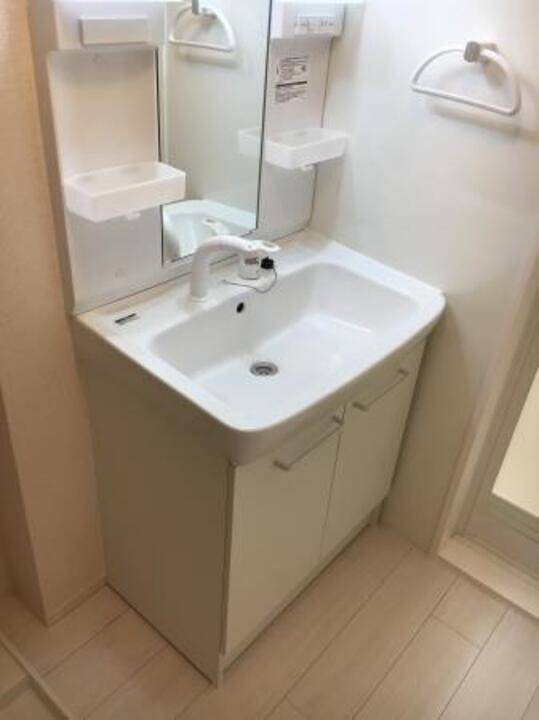 洗面設備　シャワー付洗面化粧台