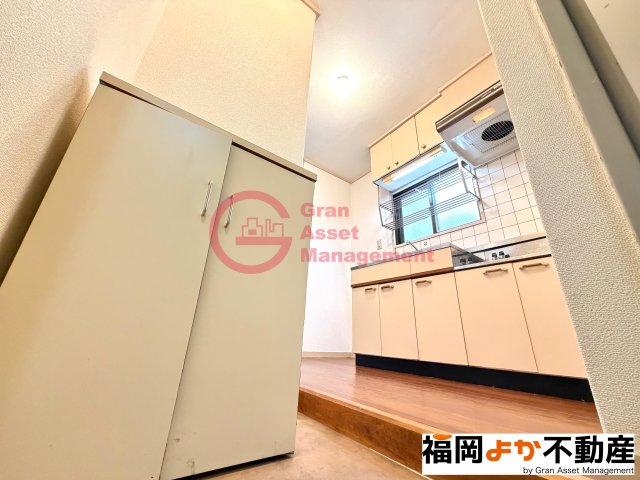 玄関　【203号室実写真】落ち着いた玄関です
