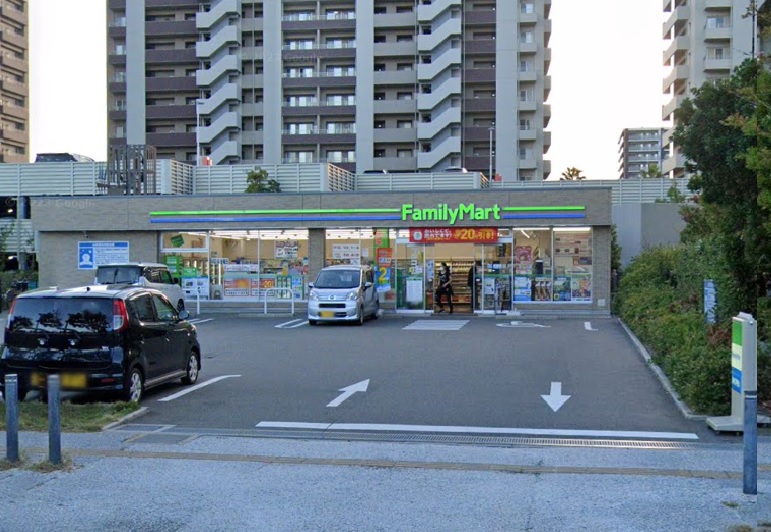 コンビニ　ファミリーマート福岡香椎照葉四丁目店（コンビニ）まで218m