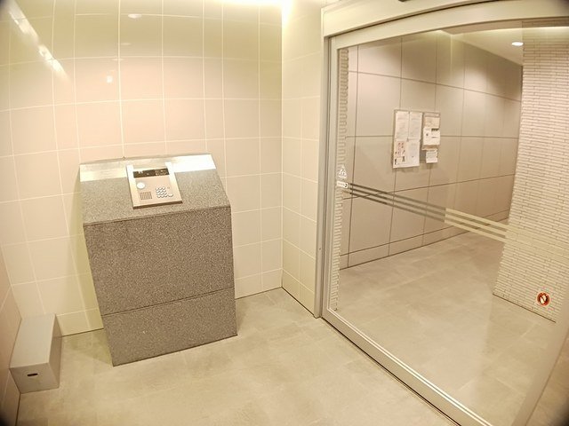 エントランス　落ち着いたエントランスです