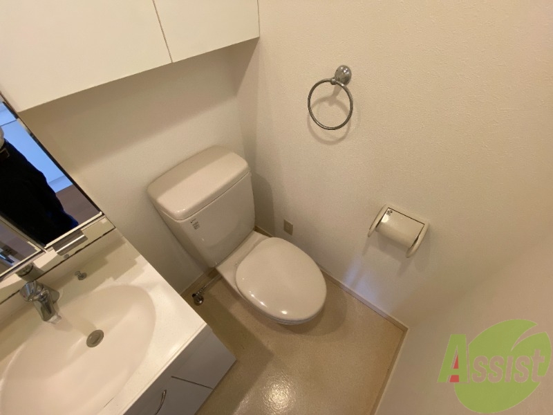 トイレ　こちらがトイレです。トイレは洗面台との隣に並んであります。