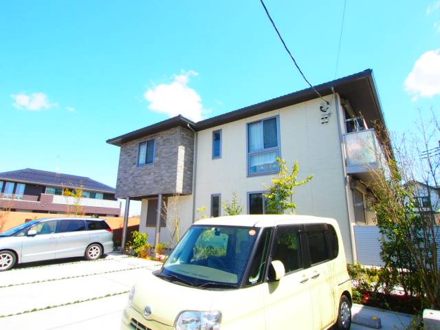 建物外観　開放的な敷地。セコム搭載の安心物件です。