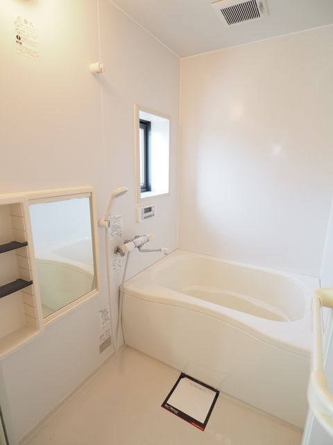 バス・シャワールーム　換気と採光を考慮した小窓があり、追焚給湯がありますので経済的