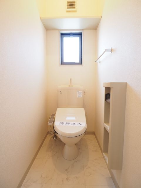 トイレ　温水洗浄暖房便座です♪上部には棚も付いてます