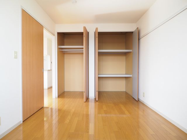 収納　ハンガーパイプと枕棚を配したクローゼットはたっぷりと収納