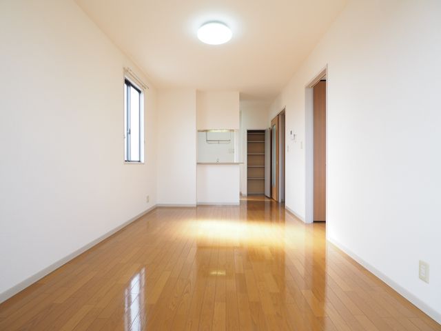 居室・リビング　角部屋なので小窓が付き、２面採光になります