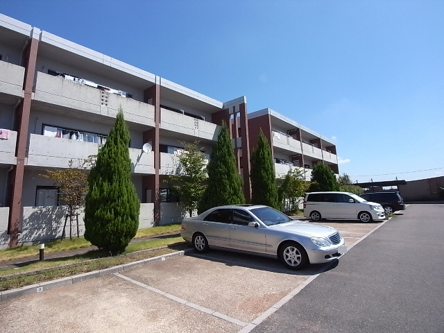 羽島市上中町一色のマンションの建物外観