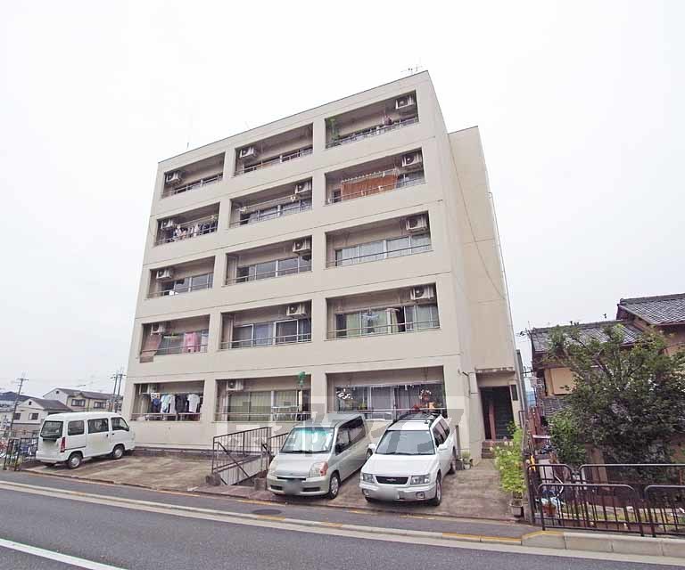 京都市右京区西京極北大入町のマンションの建物外観