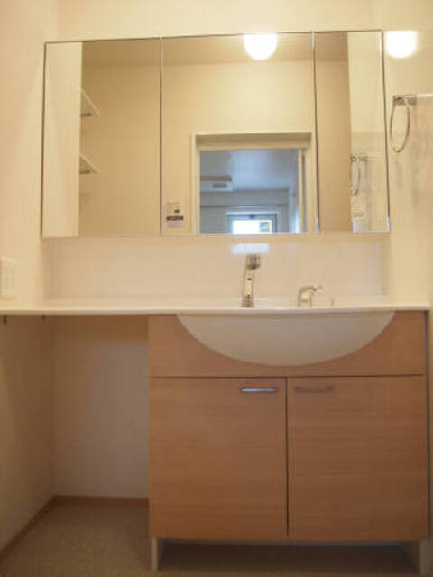 洗面設備　スツールも置けます♪電源充実の洗髪洗面化粧台