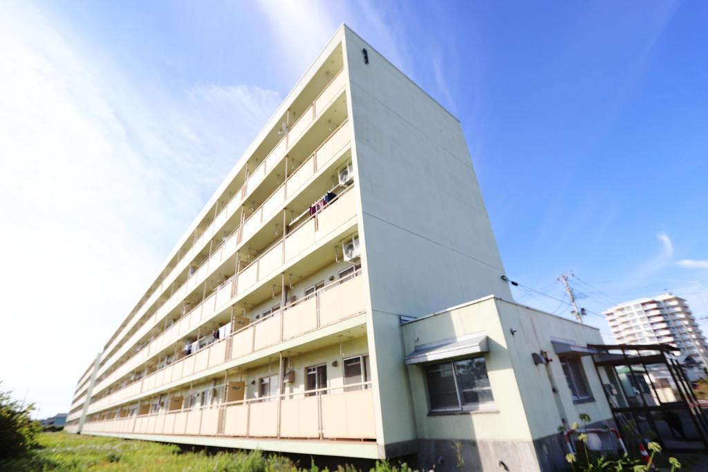 大仙市飯田のマンションの建物外観