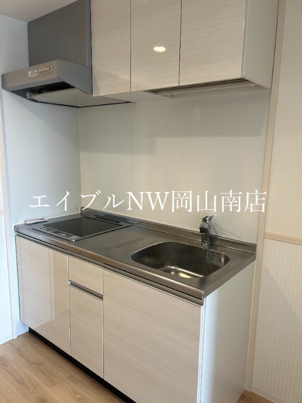 【岡山市北区南中央町のマンションのキッチン】