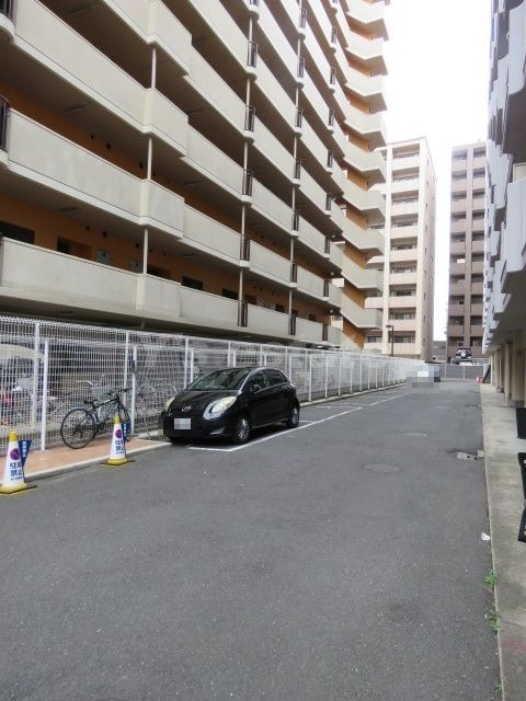 【東大阪市友井のマンションの駐車場】