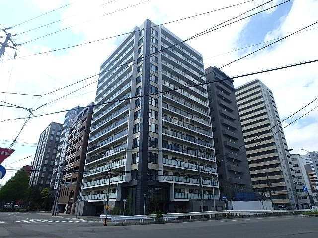 【札幌市中央区南七条西のマンションの建物外観】