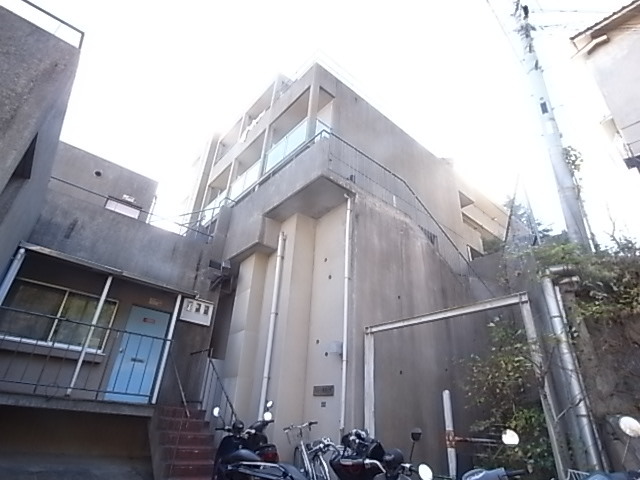 【神戸市灘区寺口町のマンションの建物外観】