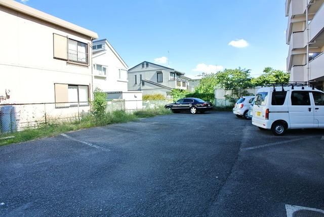 【青梅市河辺町のマンションの駐車場】