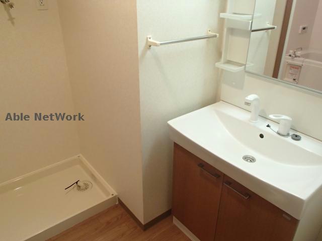 洗面設備　※同物件別部屋の写真です。