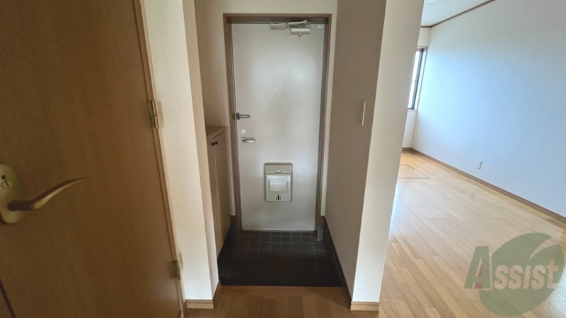 玄関　玄関を撮影しました。横にはシューズボックスがあります。