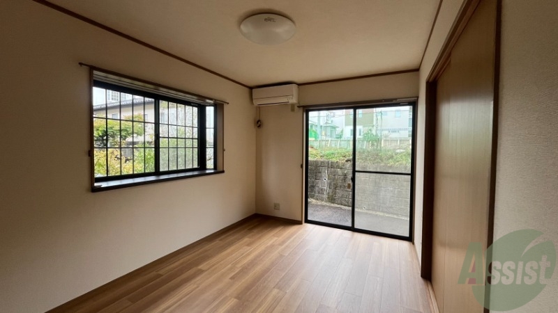 居室・リビング　６帖の洋室です。大きな出窓があり光が差し込んできます。