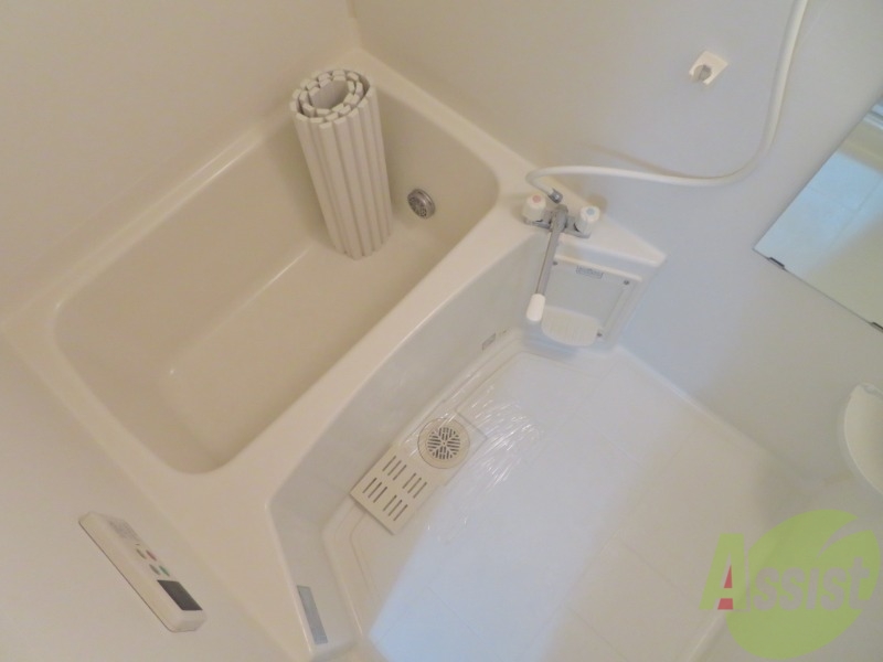 バス・シャワールーム　お風呂は追い焚き機能付きで快適にご利用いただけます。