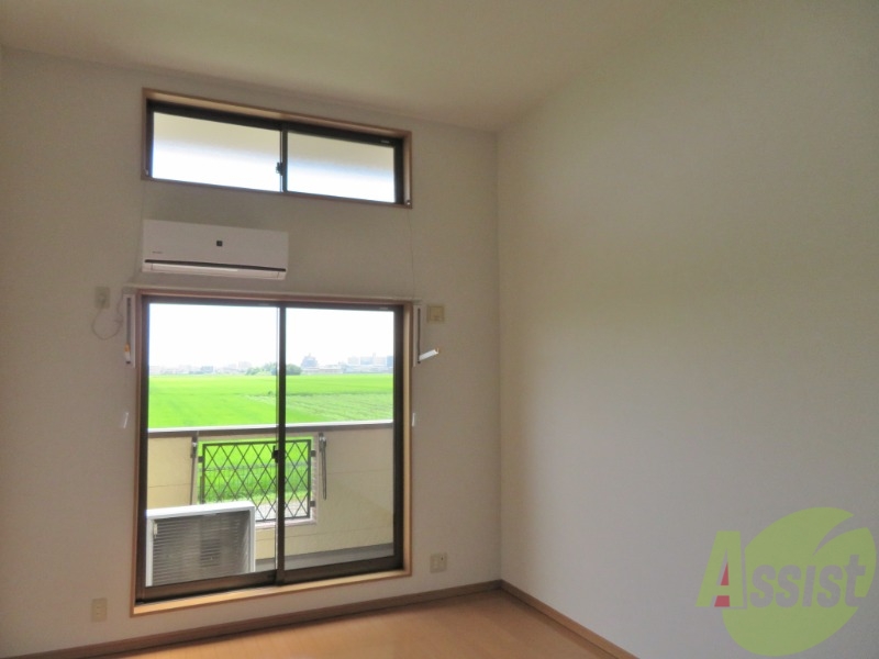 居室・リビング　９．１帖のリビングは大きな窓のおかげでよく陽が差します。