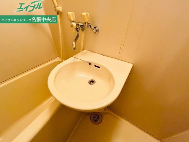 洗面設備　別部屋参考写真です。