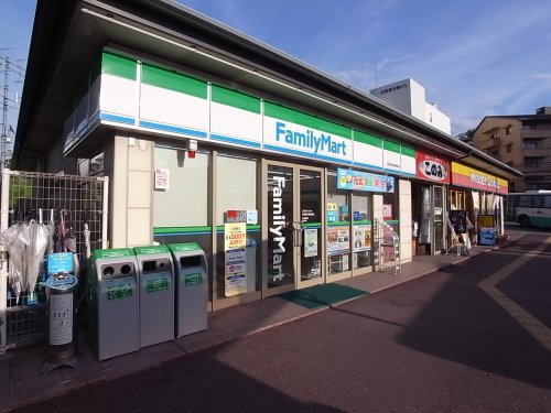 コンビニ　ファミリーマート 近鉄東生駒駅前店（コンビニ）まで595m