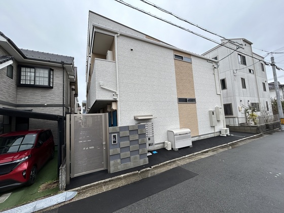 広島市佐伯区藤垂園のアパートの建物外観