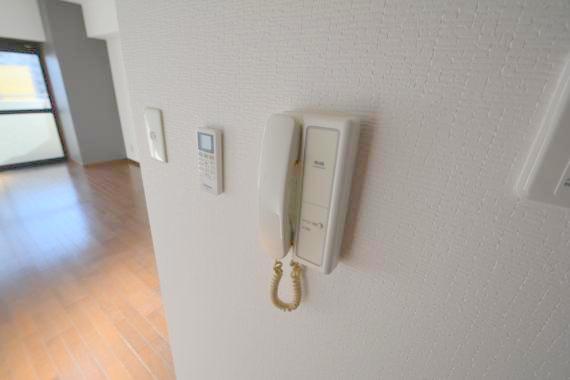 セキュリティ　インターホンで突然の来訪者を事前にチェック