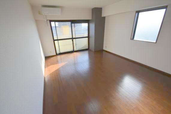 居室・リビング　白を基調とした内装でおしゃれで、落ち着ける空間です。