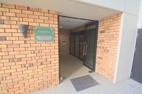 エントランス　オシャレなエントランスは安心のオートロック付きです。