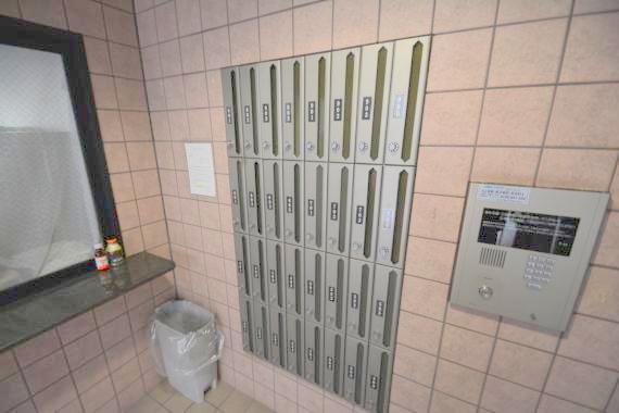 ロビー　ロビーにある各部屋毎のメールボックス。