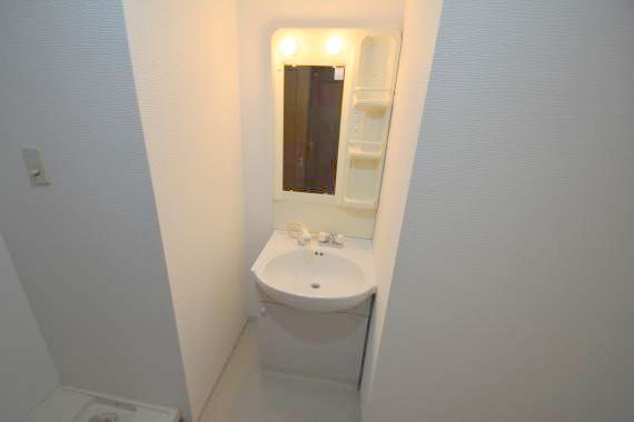 洗面設備　身支度が出来る独立洗面台です。