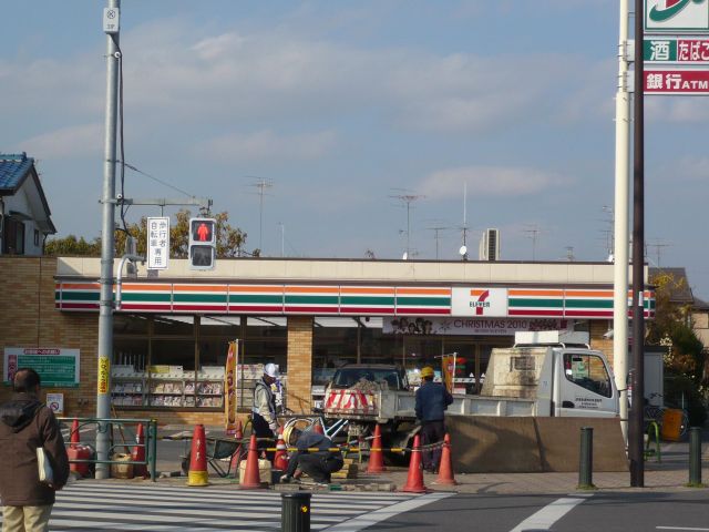 コンビニ　セブンイレブン（コンビニ）まで720m
