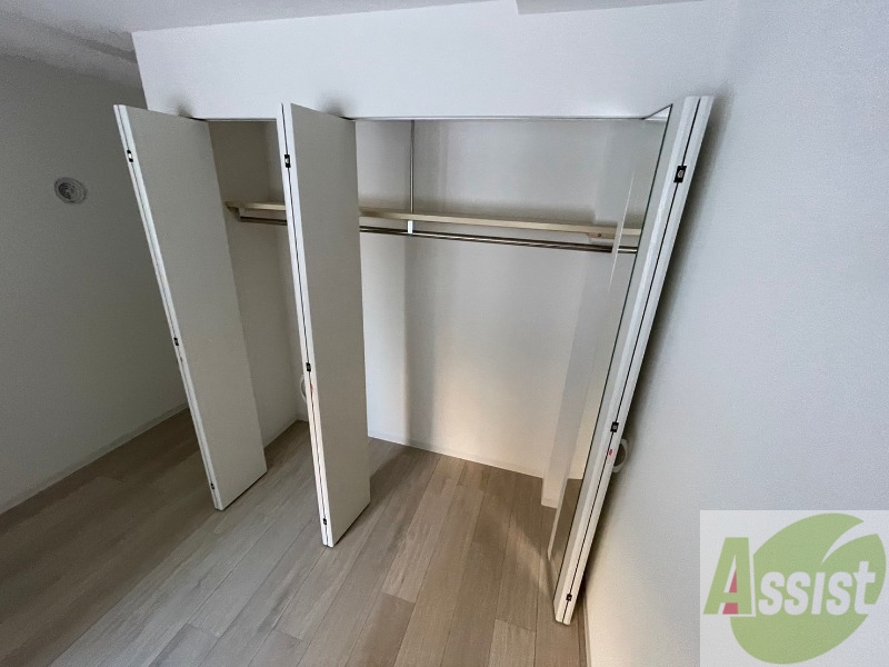 収納　クローゼットは奥行きもあり、荷物が多い方でも安心です。