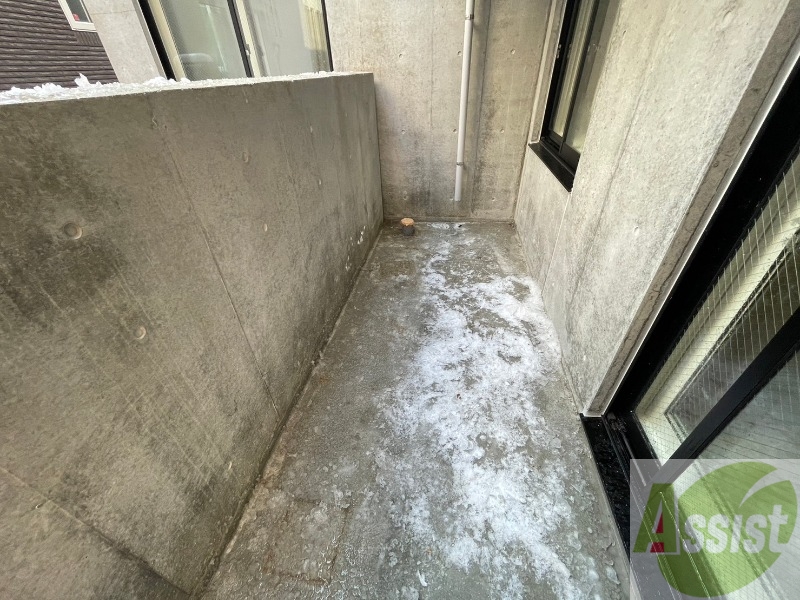 バルコニー　バルコニーは幅があり、広い印象を受けました。