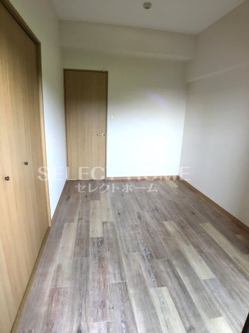 その他部屋・スペース　落ち着いた色調の寝室です