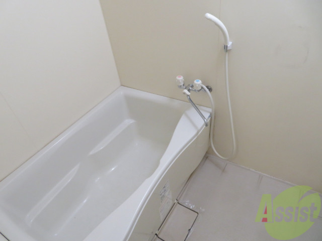 バス・シャワールーム　とても綺麗な浴室で広く、足もゆったり、のばせますね