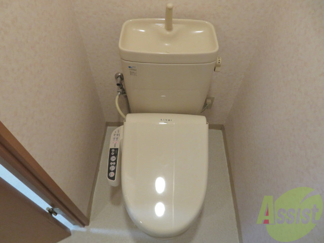 トイレ　中は、とても広く洋式でウォシュレットがとても嬉しですね